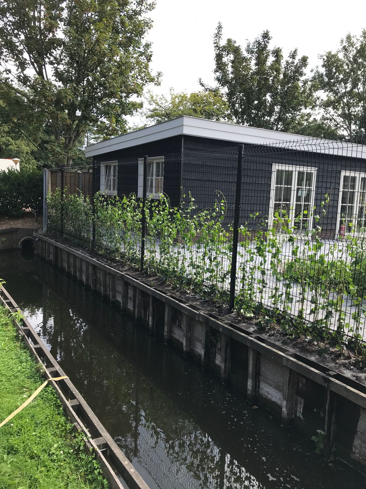 Bijgebouw aan het water